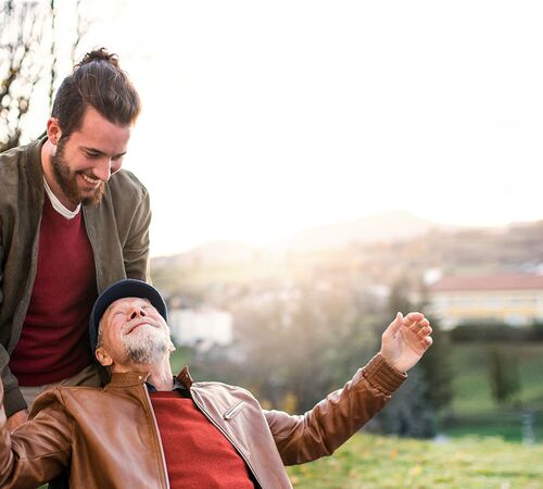 FSJ'ler beim Rollstuhlschieben eines Seniors