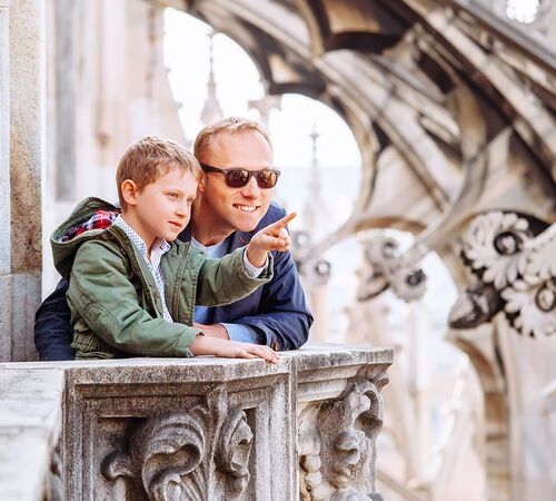 Vater mit Sohn beim Blick aufs Quartier
