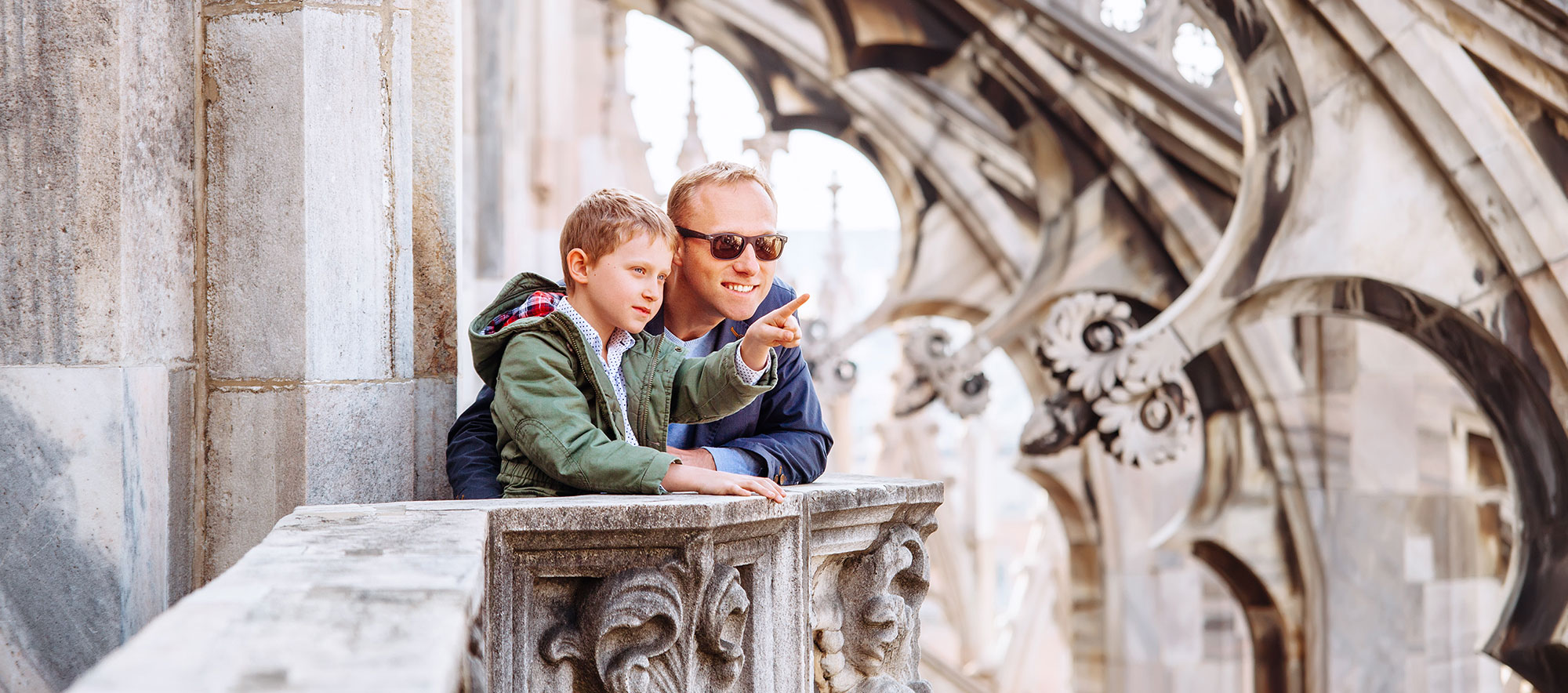 Vater mit Sohn beim Blick aufs Quartier