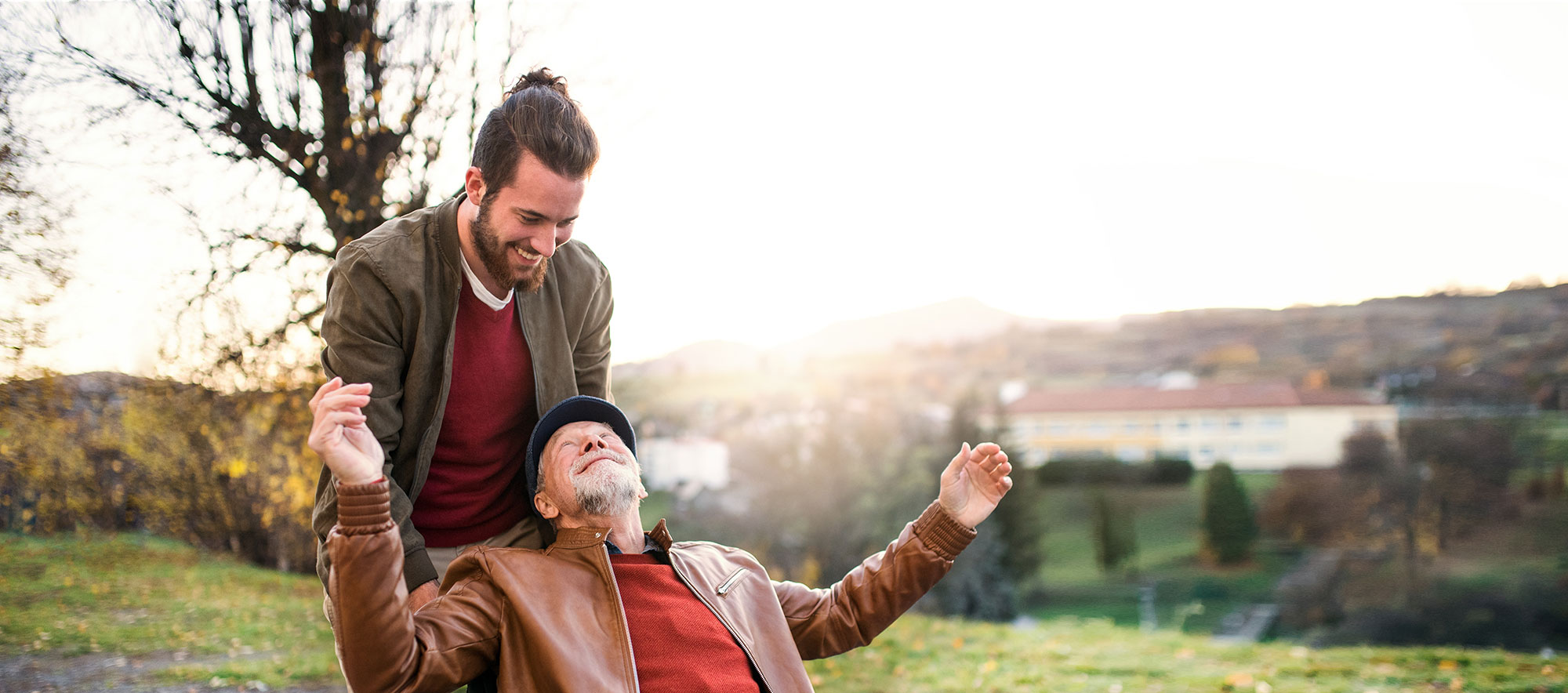 FSJ'ler beim Rollstuhlschieben eines Seniors